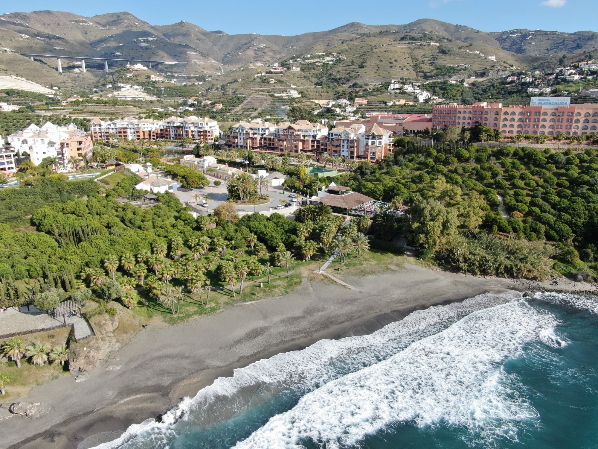 Vista aérea de la playa junto al Restaurante Calabajío, Almuñécar
